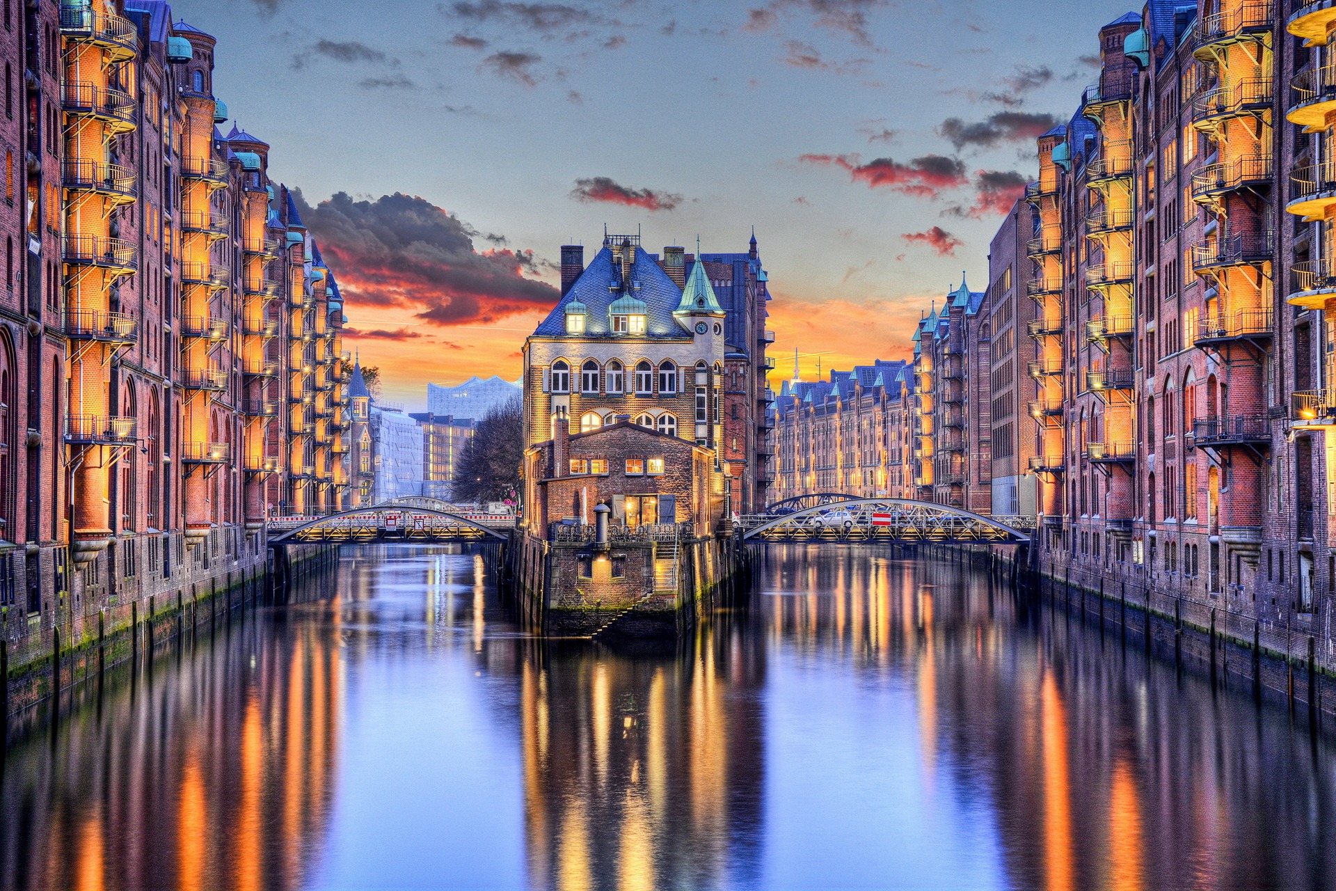 romantische Nachtansicht von der Speicherstadt in Hamburg Nachtansicht Hamburg Speicherstadt